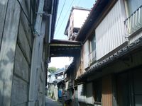 遍照寺前の路地に三階建ての建物が・・・・