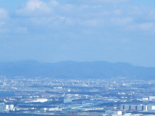 真ん中チョイ左が富士山のシルエットなんですが…
