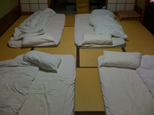 はしゃぎ回って部屋には誰もおらず