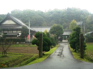 雨に煙る佐布里の郷